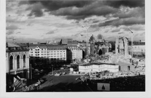 Blick vom Dach des Kulturpalastes auf den Neumarkt mit der Frauenkirche nach Beginn der archäologischen Enttrümmerung, im Vordergrund die Regale mit den geborgenen Originalbauteilen