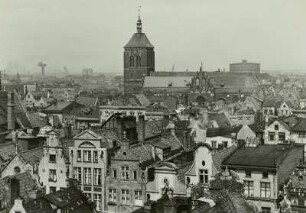 Danzig. Blick vom Turm der Sternwarte zur Johanneskirche