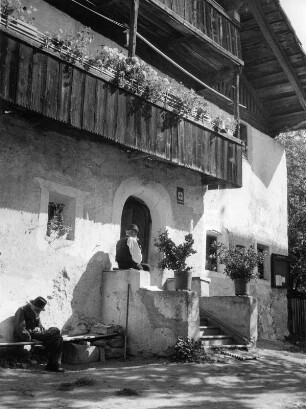 Wohnhaus in Osttirol. Teilansicht mit Bewohnern