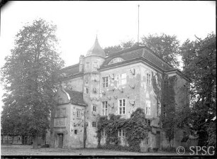 Berlin, Jagdschloss Grunewald, mit Geweihen im Sommer.