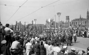 Dresden-Altstadt, Ernst-Thälmann-Straße. Demonstrationszug anlässlich des 1. Mai ("Internationaler Kampftag der Werktätigen"). Blick über die nach Enttrümmerung entstandene Freifläche nördlich der Straße auf die Ruinen von Taschenbergpalais, Residenzschloss und Johanneum