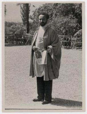 Der äthiopische Kaiser Haile Selassi im Garten des Carlton Hotels in Genf