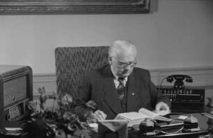 Reportage: Präsident Wilhelm Pieck im Schloss Niederschönhausen : Wilhelm Pieck am Schreibtisch