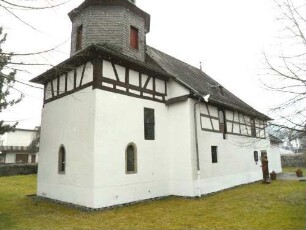 Kirche von Nordosten-Turmchor im Kern Romanisch-Langhaus 1734 stark überarbeitet und mit Fachwerkaufsatz erhöht-desgleichen Aufsatz des Turmchors