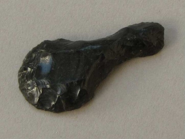 Zierat aus Obsidian (?)