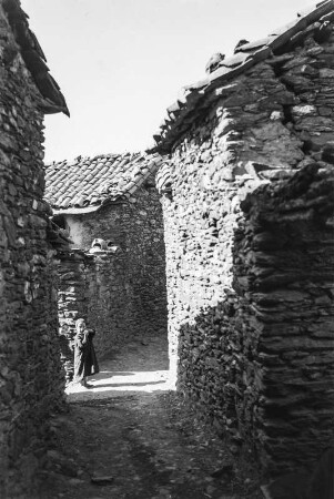 Gasse : Blick durch eine Gasse in einem Dorf der Kabylen