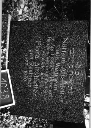 Grabstein 1038 (Index: 99803941) Material: Granit; Granit, poliert Zustand: sehr gut Maße HxBxT: 93x89x13 cm Beschreibung: Sockel, Stele mit horizontalem Abschluß: Grabstein 1038