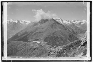 Stubaier Alpen. Starkenburger Hütte (2229 Meter) mit Obernberg und Unterbergtal