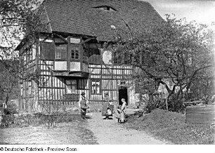 Winzerhaus : Winzerhaus. um 1685/1750. Eingangsseite mit Bewohnern