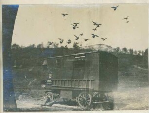 Foto einer fahrbaren Brieftaubenstation bei Verdun