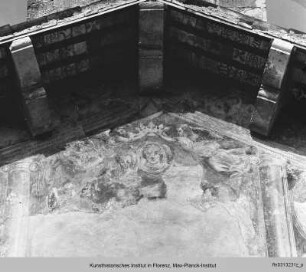 Fassadenfresken: der heilige Florian, Johannes der Täufer und Stephanus, Christophorus, Marienkrönung und Epiphanie