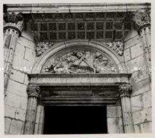 Das hunderttürmige Prag, St.-Georg-Kirche, Seitenportal, Tympanonrelief