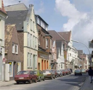 Husum. Wohnhäuser mit Läden. Straßenansicht