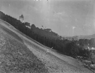Landschaftsblick : Blick über eine Landschaft mit Landwirtschaftsflächen im Vordergrund und einer Burg am Hang