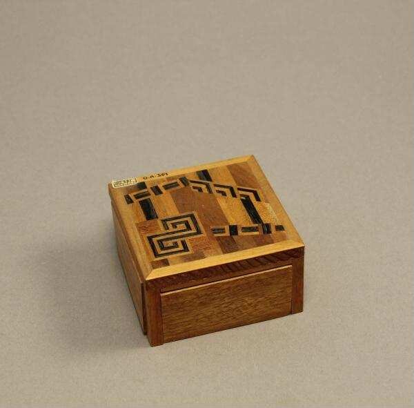 Vexierkästchen mit Holzintarsien