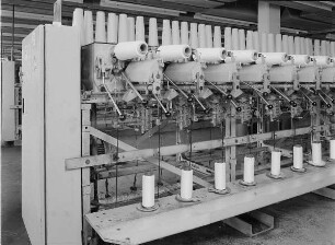 Viskoseseidebetrieb. Präzisionskreuzspulmaschine PKS 1