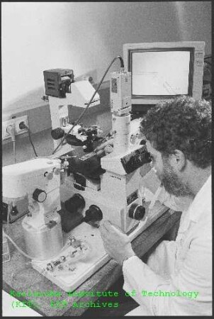 Fluorescence-Activated Cell Sorting(FACS)-Anlage und ein Lichtmikroskop in einem unbekannten Labor