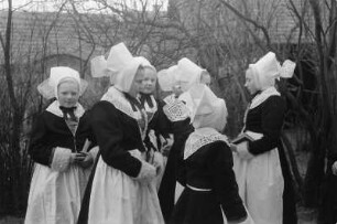 Konfirmandinnen in Schleifer Tracht. : Konfirmandki w Slepjanskej drasće.