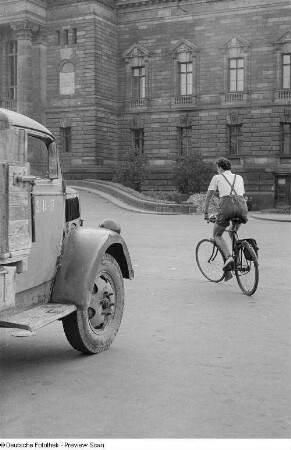 Fahrradfahrer, vor einem Auto abbiegend