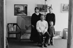 Die Familie des Malers Hans-Otto Schmidt in ihrer Wohnung mit zahlreichen Werken des Künstlers