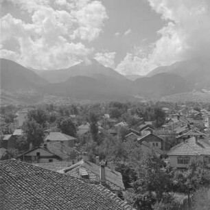 Blick vom Kirchturm der Dreifaltigkeitskirche in Bansko auf die Ortschaft