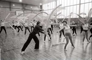 Gymnastik : Frauen bei der Gruppengymnastik in einer Turnhalle