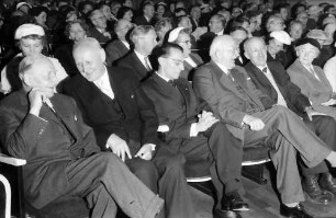 Chemiker: W. Frisch, Gerhard Domagk, Frédérik Joliot-Curie, Hermann Staudinger, Karl Georg v. Hevesy, Frau Domagk, links dahinter Frau Müller Rüegsegger