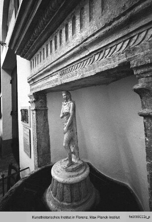 Taufsteinaufsatz mit einer Skulptur des Heiligen Johannes des Täufers