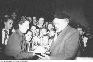 Dresden, Kurt-Fischer Platz (Olbrichtplatz), Nordhalle, Weihnachtsmesse, Eröffnung der Weihnachtsausstellung im Beisein von Martin Andersen-Nexö, 1. Dezember 1951