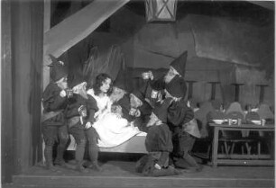 Schneewittchen. Volksmärchen in sieben Bildern. Dichtung und Musik von Emil Alfred Herrmann. Staatsschauspiel Dresden, Dresdner Erstaufführung 06.12.1928 : Szene mit Lotte Gruner als Schneewittchen und den sieben Zwergen