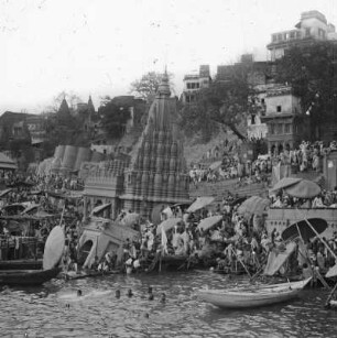 Varanasi (Benares), Indien. Pilgerströme am Manikarnika Ghat bei rituellen Handlungen vom Ganges aus