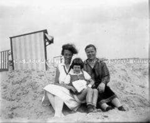 Seebad Heringsdorf, zwei Frauen mit Mädchen am Strand