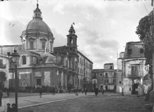 Italien. Straßenbild mit Kuppelbau (wahrscheinlich in Venedig oder Florenz)