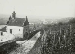 Frickenhausen, Weinbergkapelle : Frickenhausen. Rechtes Hochufer des Mains mit Weinbergkapelle. Blick über den Ort mainabwärts nach Westen