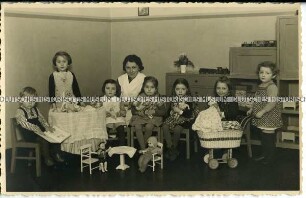 Kindergartenkinder mit Erzieherin