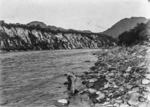 Fluss mit Klippen : Blick auf einen Fluss und Felswand.