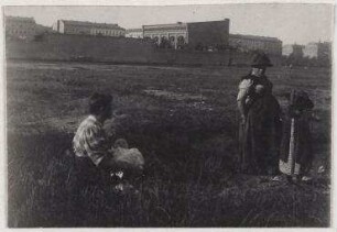 Ohne Titel (Frauen mit Kindern, Blick auf die Turnhalle der Gemeindeschule, dahinter die Knobelsdorffstraße/Ecke Danckelmannstraße)