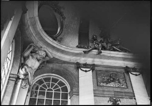 Potsdam, Stadtschloss, Haupttreppenhaus, Gesims und Herme.