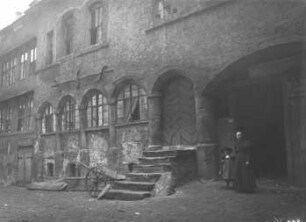 Hof des "Kühlen Brunnens". Blick auf Ostseite mit den zum Teil noch sichtbaren Hofarkaden