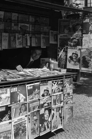 Berlin. Portrait eines Zeitungsverkäufers im Kiosk