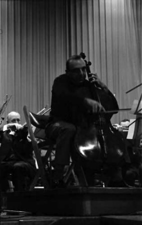 Donaueschingen: Donaueschinger Musiktage; Ernest Bour dirigiert und Siegfried Palm, Violoncello; Uraufführung von Penderecki