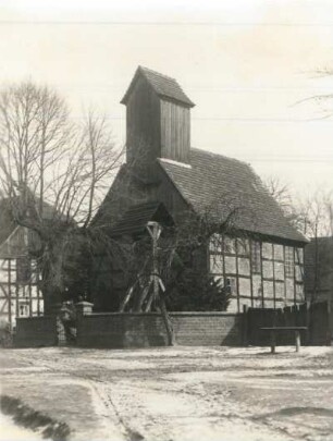 Mahdel, Dorfkirche mit freistehendem Glockenstuhl