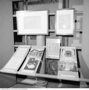 Schautafeln und Objekte (Zeichnungen) der Ausstellung "Raffaello Architetto" in Rom, Palazzo dei Conservatori, 1984