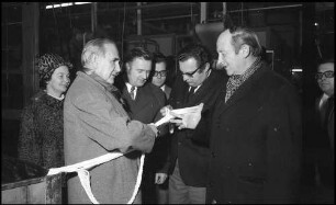 Freiburg: Rhodiaceta, Ministerpräsident Dr. H. Filbinger in der Nylon-Produktion