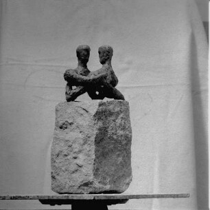 Figurenpaar auf hohem Sockel (Skizze) : Figurenpaar auf hohem Sockel (Skizze). Ton, Stein (vor 1965; W. Howard)