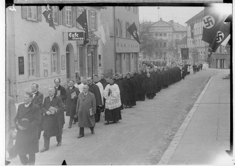 Fidelisfest in Sigmaringen 1936; Prozession in der Antonstraße, darunter Mönche Franziskanerklosters Gorheim, am linken Bildrand Cafe Stumpp, im Hintergrund Prinzenpalais