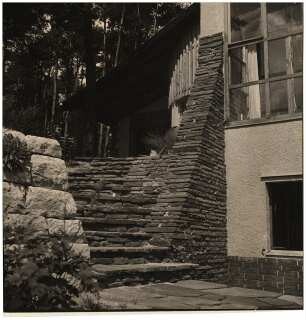 Garten Bader-Bornschein, Falkensee: Stützmauer am Wohnhaus