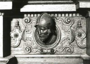 Männlicher Kopf mit Helm