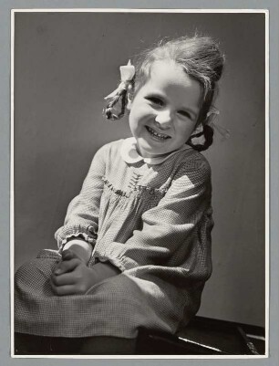 Portrait eines Mädchens mit Kleid