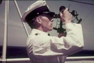 Bordleben. Offizier mit Sextant auf einem Passagierschiff